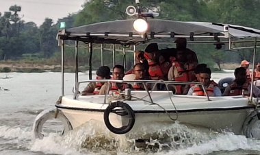 वाराणसी : जिलाधिकारी ने विशेष नौका से बाढ़ प्रभावित इलाकाें में व्यवस्था का लिया जायजा