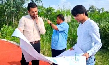 कानपुर में नगर आयुक्त सुधीर कुमार द्वारा कल्याणपुर स्थित बुद्धा पार्क का निरीक्षण करते हुए का छायाचित्र