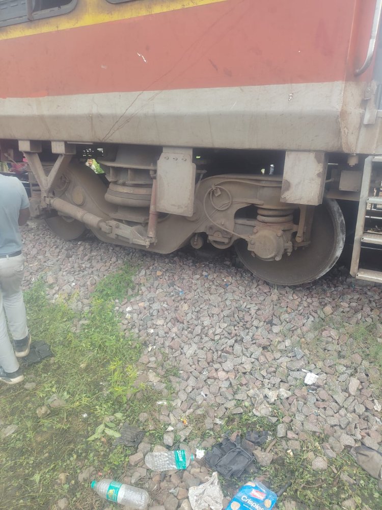 कानपुर में जनसाधारण एक्सप्रेस की दो बोगियां हुईं बेपटरी, काेई जनहानि नहीं, जान बचाने के लिए कूदे यात्री