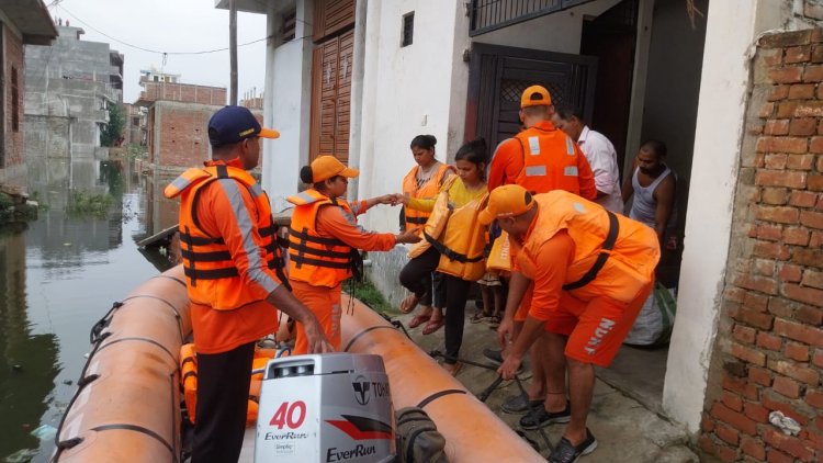 प्रयागराज में गंगा-यमुना नदियाें ने खतरे का निशान किया पार, 13 गांवों का आवागमन प्रभावित