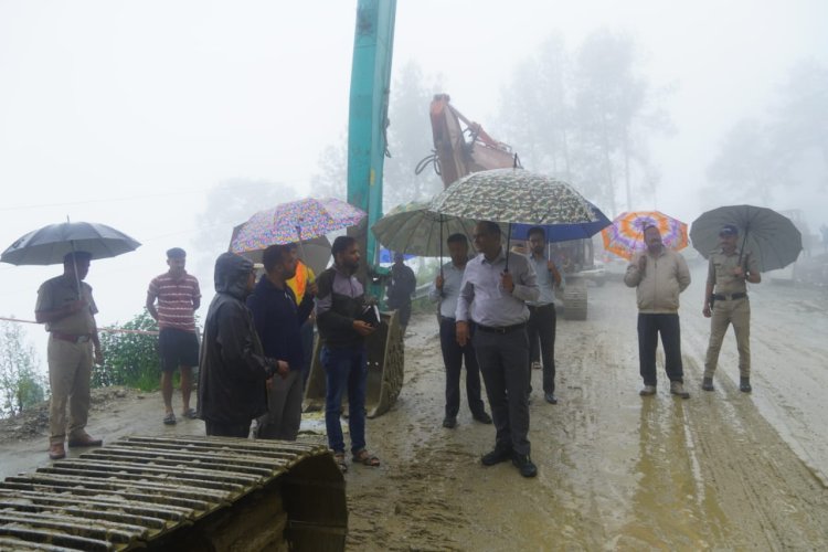 जिलाधिकारी ने किया एनएच-09 का स्थलीय निरीक्षण, आपदा से निपटने के लिए प्रशासन अलर्ट मोड में