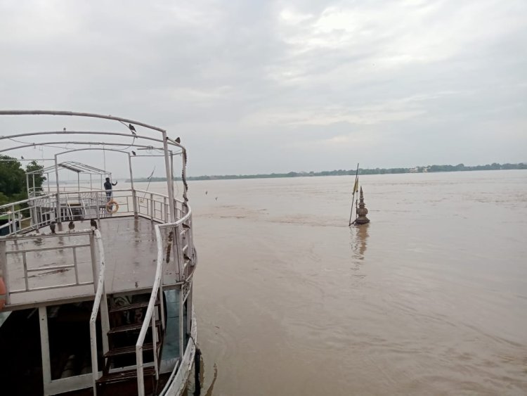 गंगा और वरुणा नदियाें में तैराकी पर प्रतिबंध, जर्जर मकानों को खाली करने की अपील