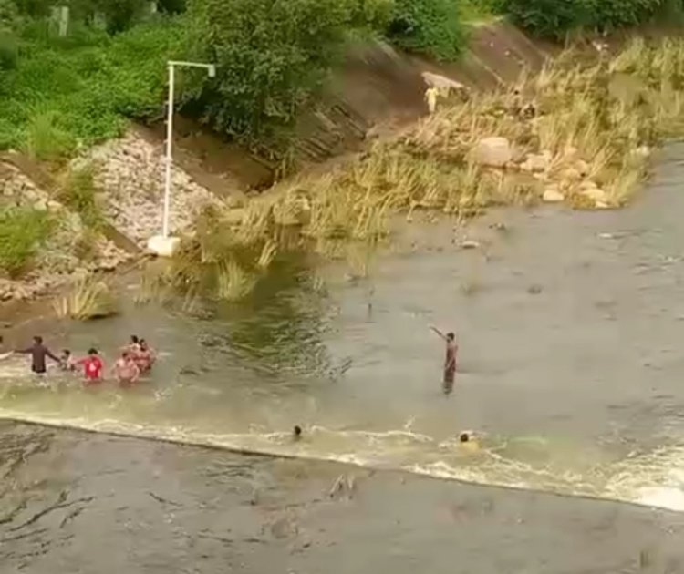 पिकनिक मनाने गए दो युवकों की पहूंज बांध में डूबने से मौत