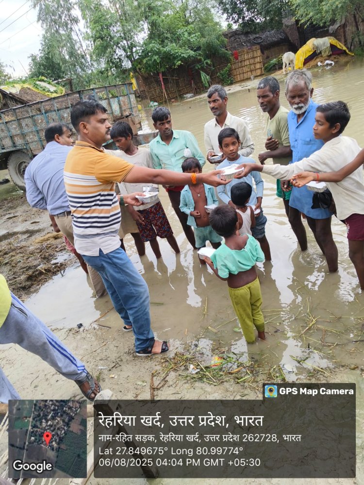 छतरी थामे, घुटनों तक पानी में चलकर बाढ़ पीड़ितों तक पहुंचे एडीएम