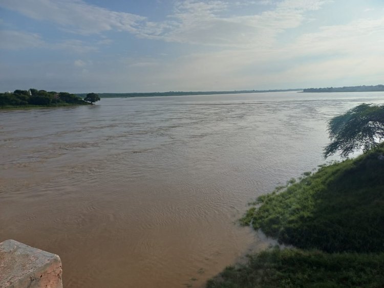 यमुना का जलस्तर घटा, लेकिन ग्रामीणों की मुश्किलें बरकरार