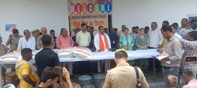 विधायक के साथ जिला प्रशासन ने बाढ़ प्रभावितों को वितरित की राहत किट