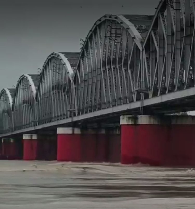 वाराणसी जिले में गंगा नदी आज भी गंभीर बाढ़ की स्थिति में बह रही है - एनडीएमएईडब्ल्यू