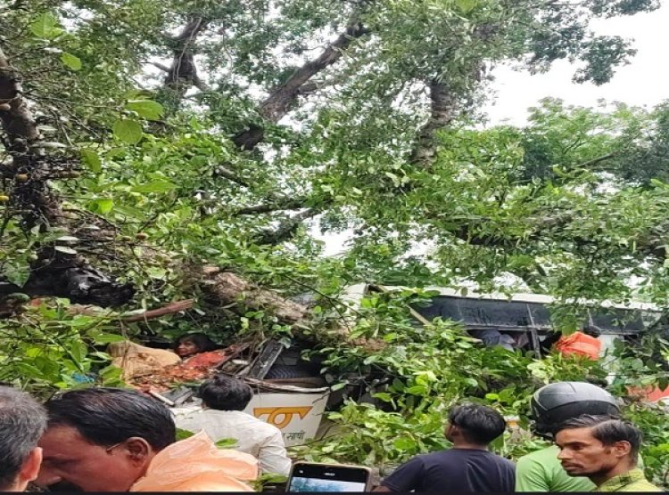 यूपी के बाराबंकी में चलती रोडवेज बस पर गिरा पेड़, पांच की माैत व चार गंभीर