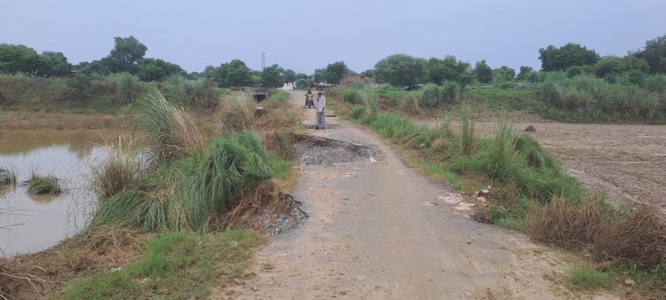 पंचनद धाम में भीषण बाढ़ से संपर्क मार्ग बहा, ग्रामीणों को पड़ रहा लंबा चक्कर