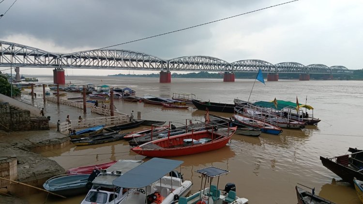 वाराणसी में गंगा नदी की बाढ़ से प्रभावित इलाकों में संकट बरकरार