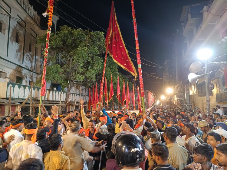 बलिया में गाजे-बाजे के साथ निकला महावीरी झंडा जुलूस