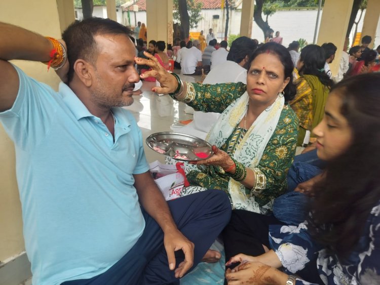 सलाखों के बीच बंधा रिश्ता: जेल में बंद भाइयों की कलाई पर राखी बांधने पहुंची बहनों की आंखें हुई नम