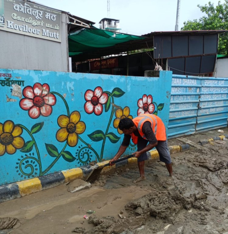 वाराणसी : जलस्तर घटते ही नगर निगम की टीमें घाटाें की सफाई में जुटी