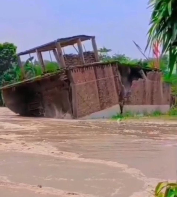 महज 40 सेकंड में जल मीनार गंगा नदी में समाया