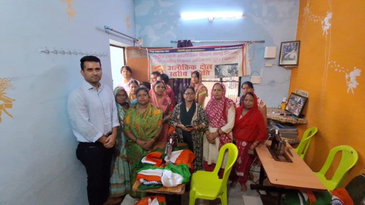 नगर आयुक्त ने झंडा निर्माण स्थल का लिया जायज़ा, तीन लाख से अधिक झंडों से सजेगा नगर निगम