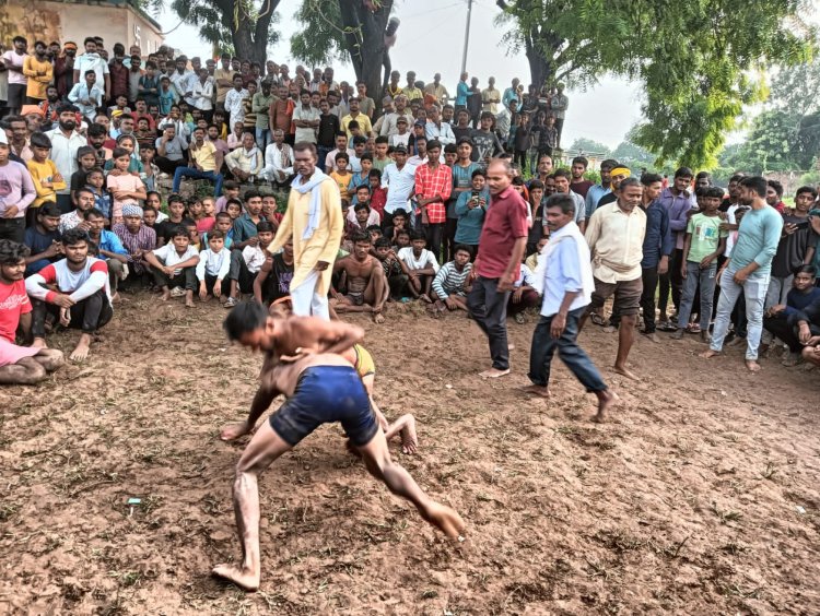 कजरी महोत्सव में गूंजा दंगल अखाड़ा, राहुल सिंह ने पटखनी देकर जीता खिताब