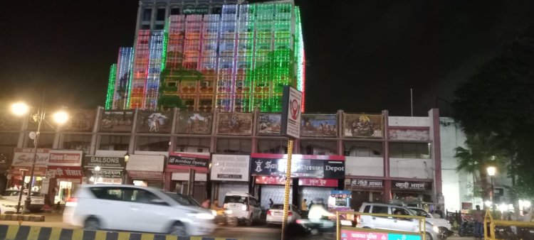तिरंगा लाइटों से जगमगा उठे प्रयागराज के चौराहे एवं सरकारी कार्यालय