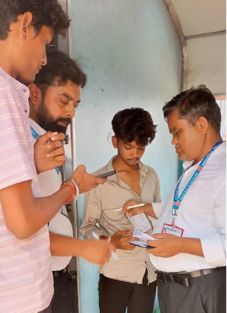 प्रयागराज जंक्शन पर टिकट चेकिंग अभियान में 2.94 लाख रूपये का जुर्माना