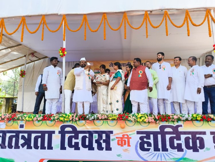 बलरामपुर : रामानुजगंज में हर्षाेल्लास के साथ मनाया गया आजादी का पर्व, नपा अध्यक्ष ने किया ध्वजाराेहण