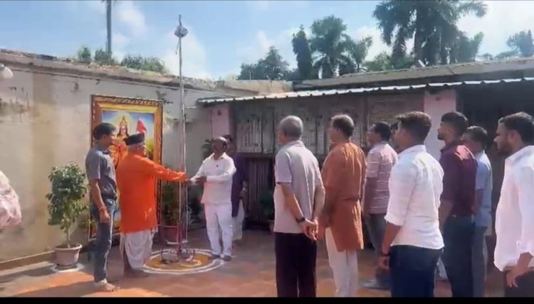 देवरिया संघ कार्यालय पर सफाईकर्मी ने किया ध्वजारोहण