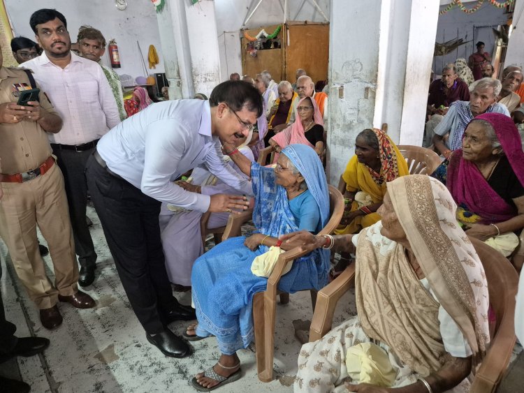स्वतंत्रता दिवस पर सेवा और स्नेह की सौगात - डीएम व एसपी ने बांटी खुशियां