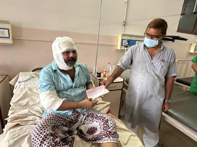 आत्मविश्वेश्वर महादेव मंदिर हादसा: झुलसे लोगों को विधायक नीलकंठ तिवारी ने आर्थिक सहायता राशि उपलब्ध कराई