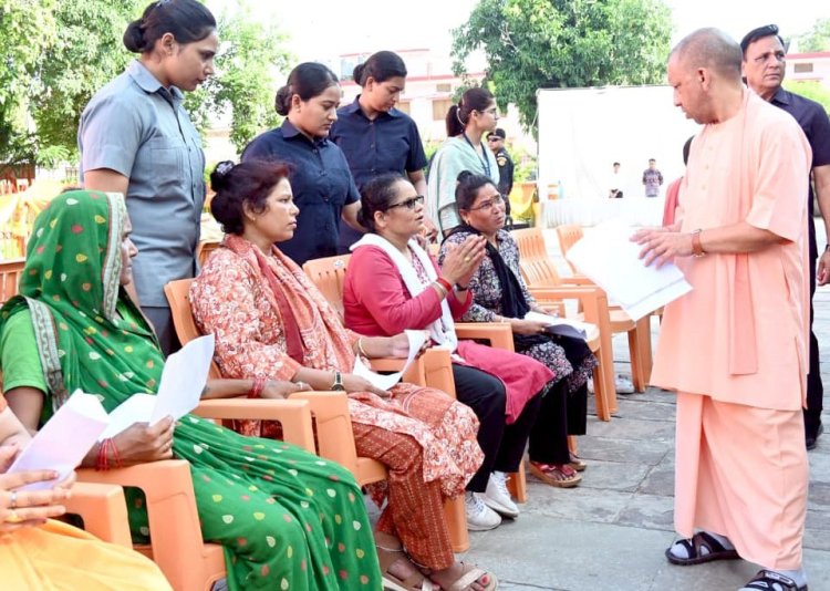 गोरखपुर: मुख्यमंत्री योगी आदित्यनाथ ने जनता दर्शन में सुनीं जन समस्याएं, अधिकारियों को दिए त्वरित निस्तारण के निर्देश