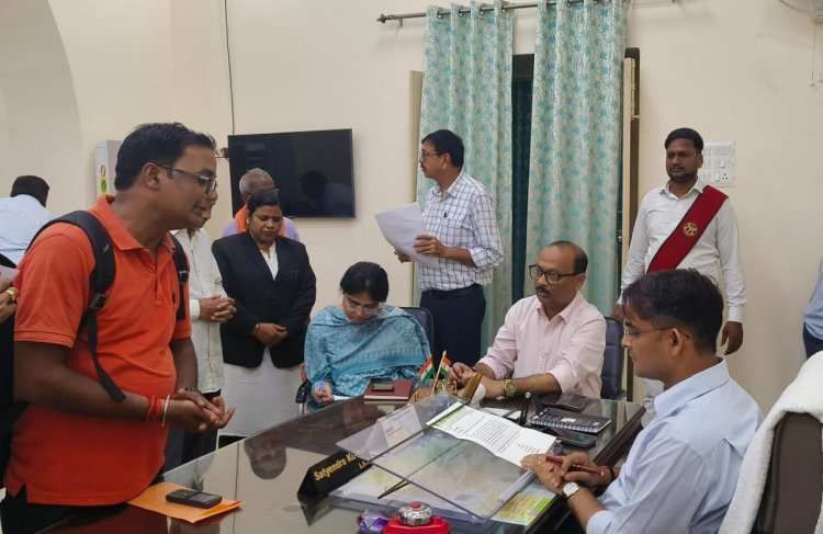 वाराणसी : डीएम ने जनता दर्शन में फरियादियों की सुनी समस्याएं