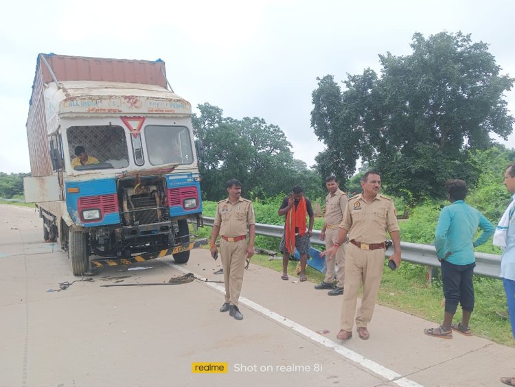 कार-ट्रक व बोलेरो की भिड़ंत में कार चालक की मौत