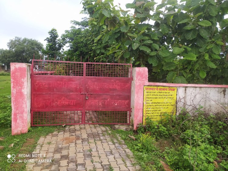 एक वर्ष बाद भी विद्यालय भवन निर्माण अधर में, दो कमरों में सिमटा पठन-पाठन