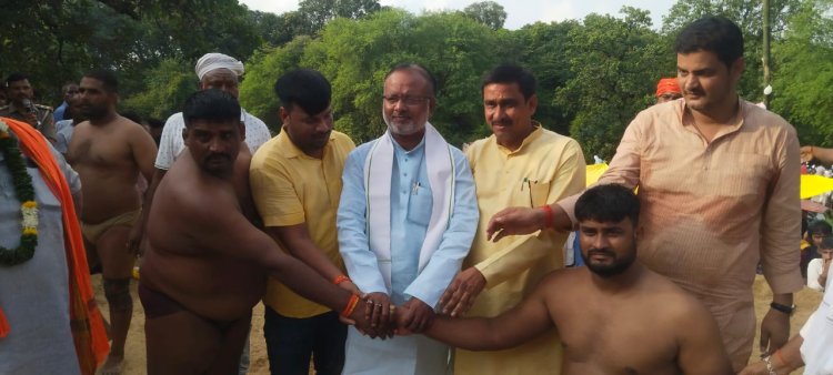 मीरजापुर की परंपरा को मिल रहा संबल, अकोढ़ी में आयोजित हुआ विराट कुश्ती दंगल