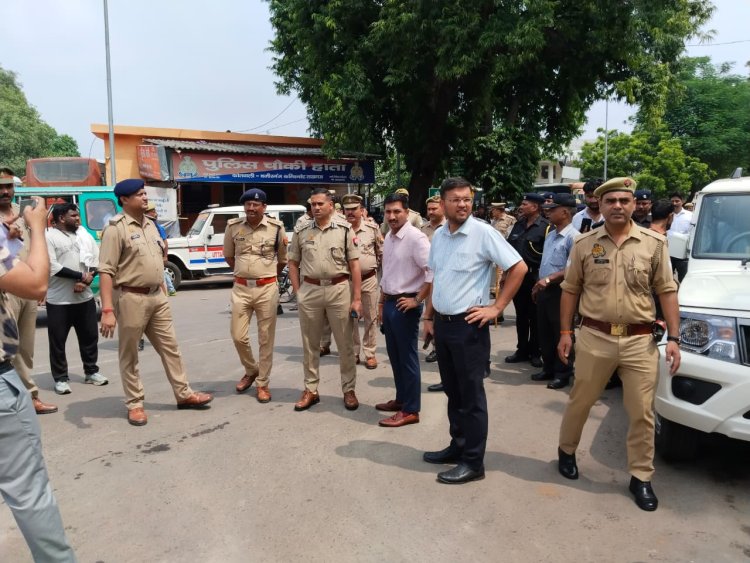 यातायात के लिए बाधा बने अतिक्रमण सफाए के लिए लखनऊ की सड़कों पर उतरे डीएम और जेसीपी