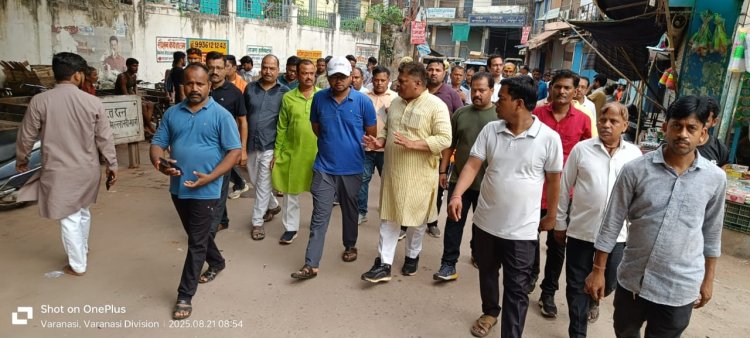 वाराणसी: नगर आयुक्त ने दालमंडी व आदि विशेश्वर वार्ड का किया औचक निरीक्षण, स्वच्छता को लेकर दिखाई सख्ती