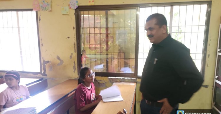 कस्तूरबा गांधी आवासीय विद्यालय पहुंचे जिलाधिकारी, व्यवस्थाओं काे परखते हुए छात्राओं से किया शैक्षणिक संवाद
