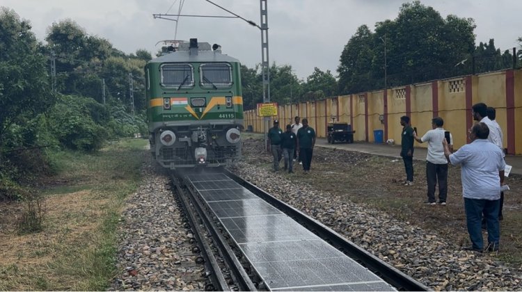 बनारस रेल इंजन कारखाना ने रेलवे ट्रैक पर सोलर पैनल लगाकर रचा इतिहास, भारत बना दुनिया का तीसरा देश