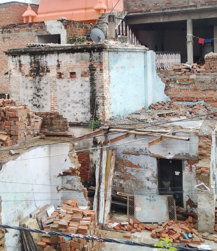 वाराणसी : सिद्धेश्वर महादेव मंदिर परिसर में बने जर्जर कमरों को ढहाया गया