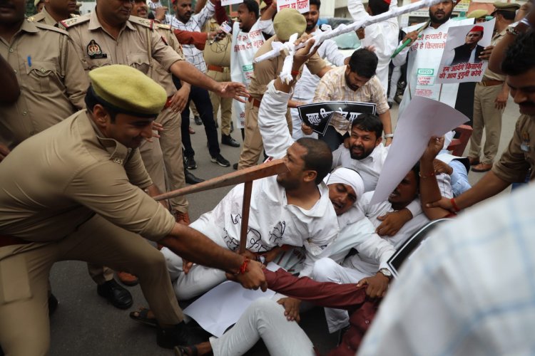 खाद की किल्लत को लेकर सपा कार्यकर्ता ने विधानसभा के सामने किया प्रदर्शन