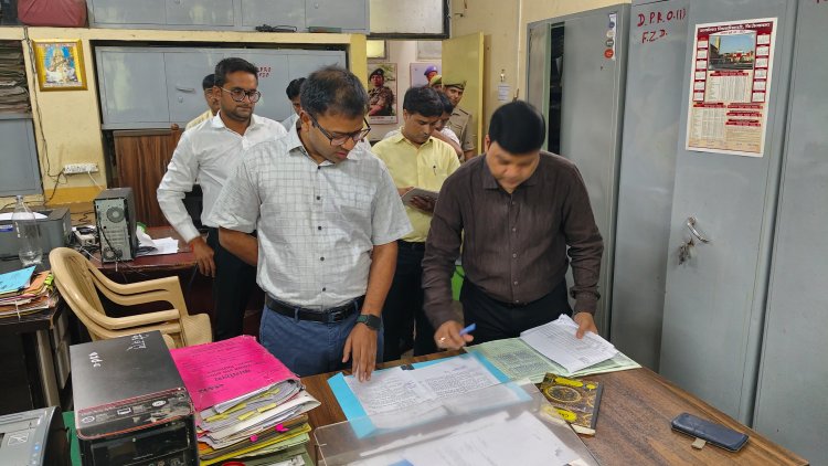 डीएम ने किया औचक निरीक्षण, अनुपस्थित कर्मियों के वेतन काटने के दिए आदेश