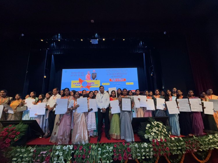 खीरी की 64 बेटियां बनीं मुख्य सेविका, मुख्यमंत्री ने दिए नियुक्ति पत्र