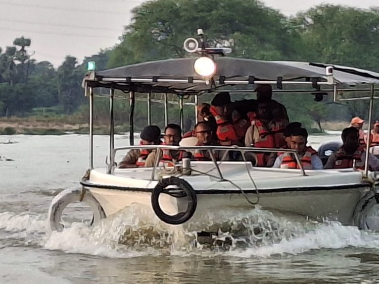 वाराणसी : जिलाधिकारी ने विशेष नौका से बाढ़ प्रभावित इलाकाें में व्यवस्था का लिया जायजा