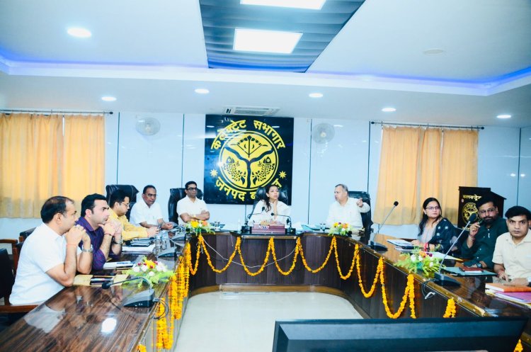 गोद लिए 61 विद्यालयों में मूलभूत सुविधाएं सुनिश्चित कराएं : डीएम