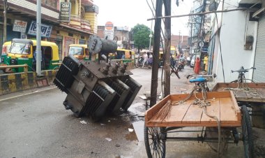 वाराणसी के हुकुलगंज में ट्रक में तार फंसने से सड़क पर गिरा ट्रांसफार्मर