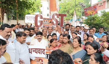 वाराणसी: जीएसटी में बदलाव पर भाजपा और व्यापारी वर्ग ने मनाया जश्न