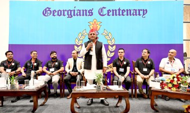 सपा मुखिया अखिलेश यादव आगरा पहुंचे।आयोजित कार्यक्रम में पुराने सहपाठियों से मिले