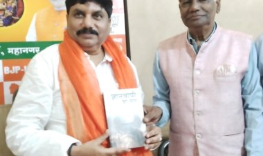 प्रसिद्ध स्तंभकार डॉ. सोहनलाल ने भाजपा महानगर अध्यक्ष प्रदीप अग्रहरि को दी पुस्तक 'ज्ञानवापी का सच'