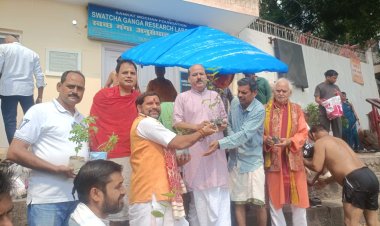 पितृपक्ष : पूर्वजों की स्मृति में तुलसी घाट पर हुआ पौधा वितरण