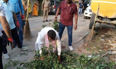 स्वच्छता एवं जन-जागरूकता अभियान में मंत्री डॉ. दयाशंकर ने झाड़ू लगाकर कूड़ा उठाया