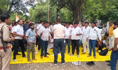 ट्रक ऑपरेटर्स ने कलेक्ट्रेट में किया प्रदर्शन, विभागीय कार्रवाई पर जताया गुस्सा