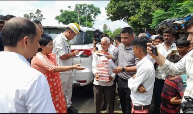 कन्नौज: बाढ़ प्रभावित कासिमपुर में प्रभारी मंत्री ने सुनी समस्याएं, बांटी राहत सामग्री
