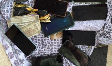 वाराणसी: कोतवाली दूधमंडी में एसओजी-2 ने ऑनलाइन लॉटरी खेलते 13 लोगों को किया गिरफ्तार